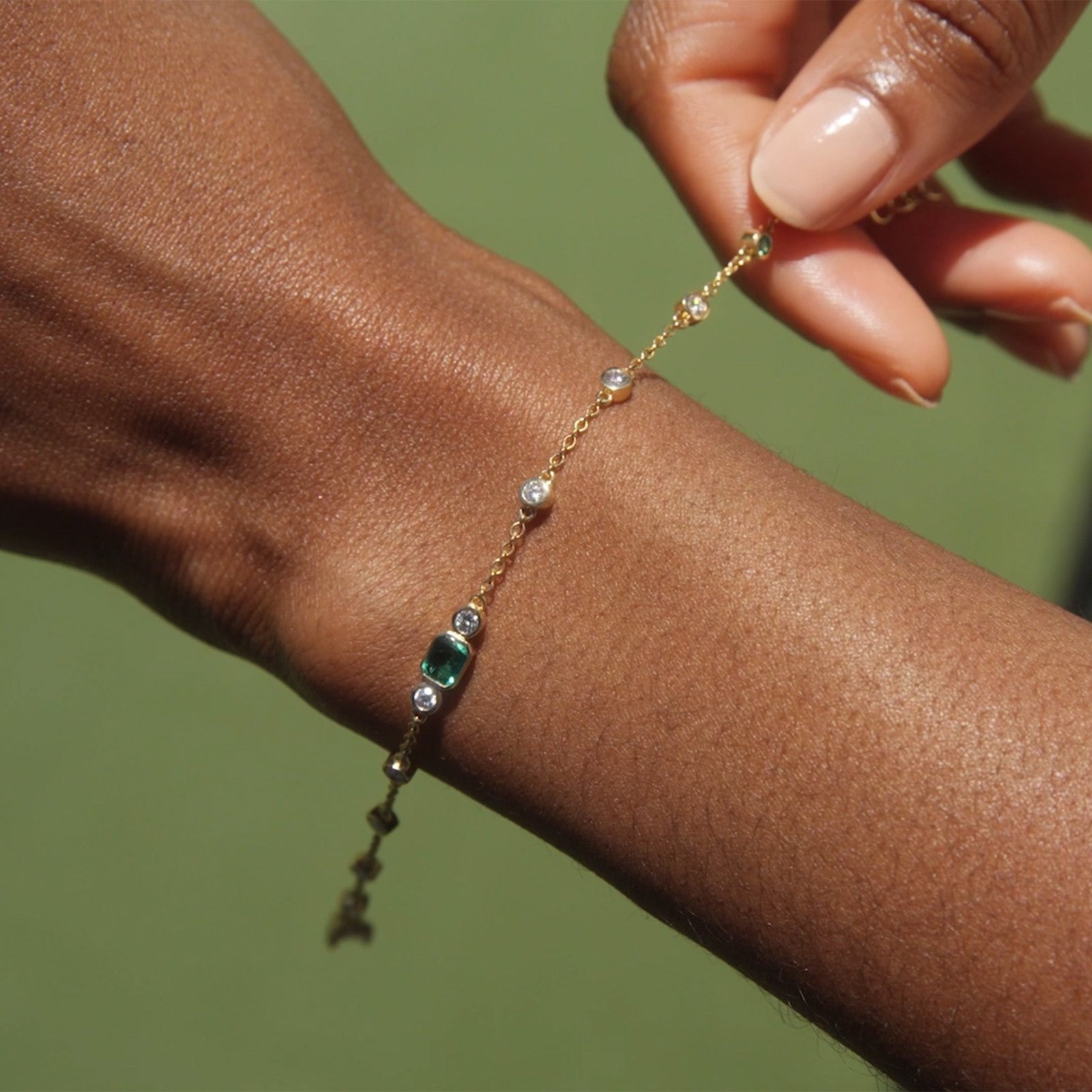 Staggered Diamond & Emerald Tennis Bracelet - 图片 4