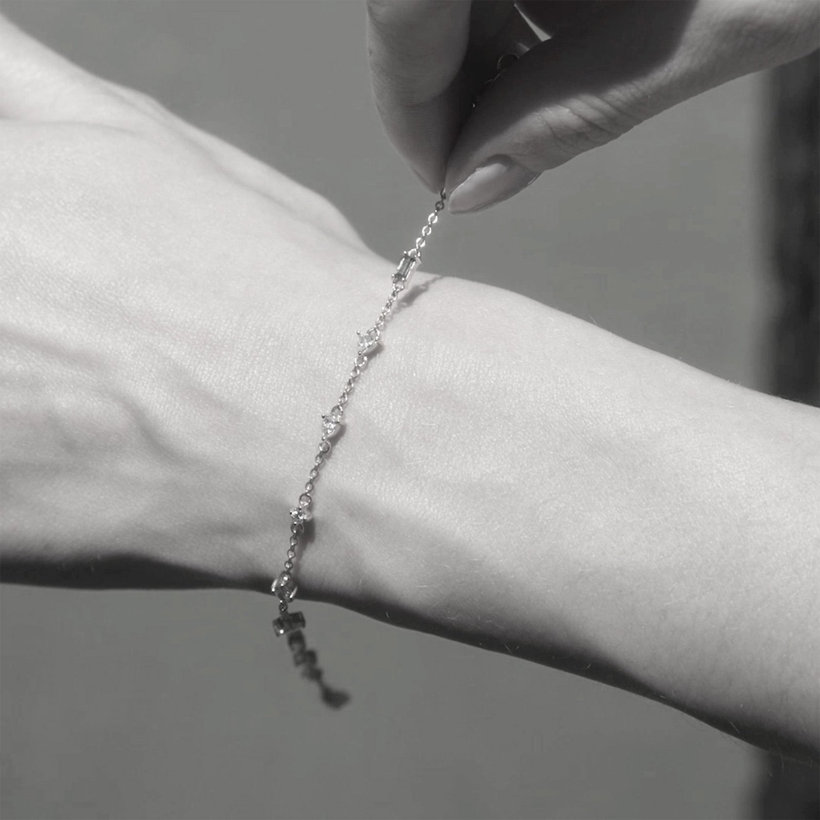 Tennis Bracelet with Fancy Cut Rock Crystal Stones and Tsavorite - 图片 3