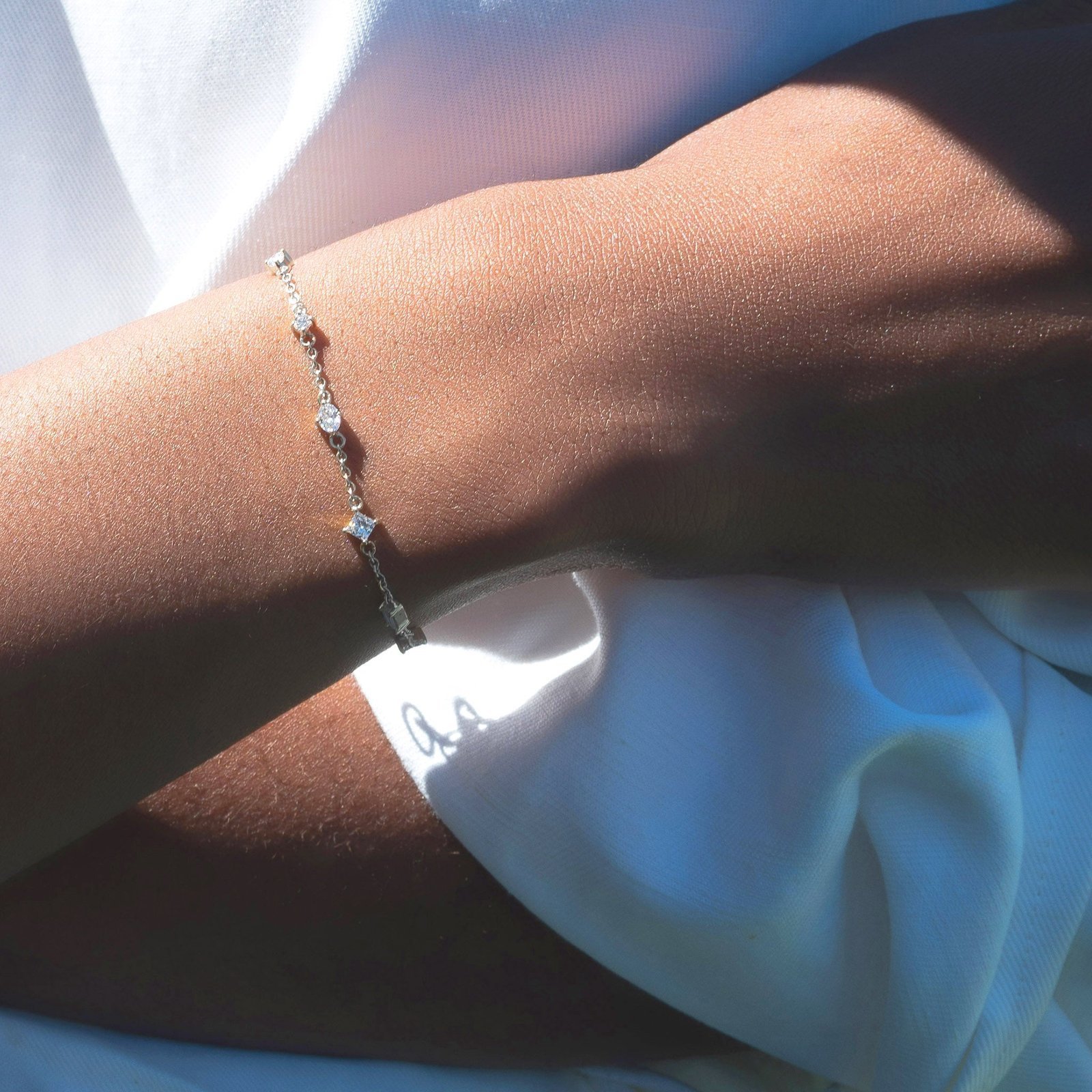 Tennis Bracelet with Fancy Cut Rock Crystal Stones and Tsavorite - 图片 2